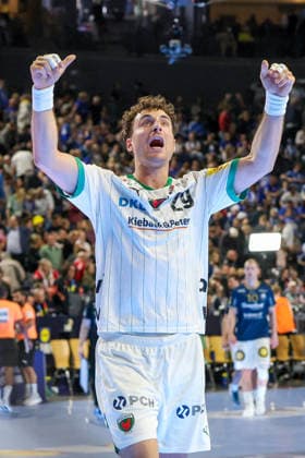 19.04.2026, xsscx, Handball, DHB-Pokal Lidl Final4, Spiel um Platz 3, TBV Lemgo-Lippe - SC Magdeburg, Saison 2025 2026 Herren, Lanxess Arena, Köln: Max Darj (Füchse Berlin 05) und Lukas Herburger (Füchse Berlin 29) feuern die Fans an Photo: xSandraxScherningxPressefotoKochx Nordrhein-Westfalen Deutschland