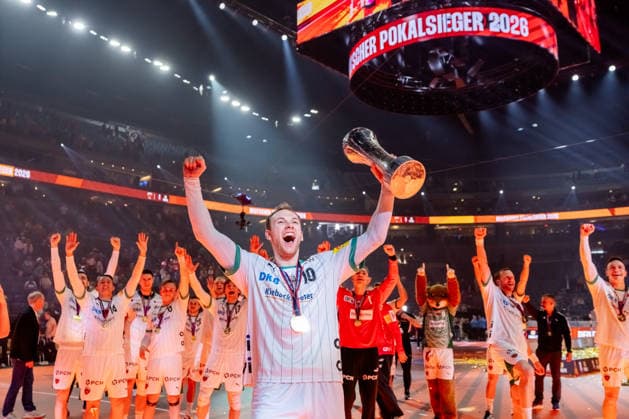 Köln, 19.04.2026, Handball, Herren, Lidl Final4, DHB Pokal, Finale, Füchse Berlin - Bergischer HC Mathias Gidsel (Füchse Berlin, 19) mit dem Pokal vor den Fans Köln Lanxess Arena NRW Germany