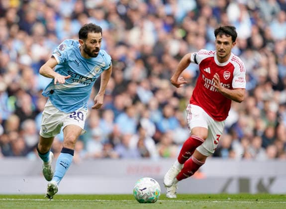 Manchester, England, 19th April 2026. Bernardo Silva of Manchester City (l) and Cristhian Mosquera of Arsenal (r) during the Manchester City vs Arsenal Premier League match at the Etihad Stadium, Manchester. Picture credit should read: Andrew Yates Sportimage EDITORIAL USE ONLY. No use with unauthorised audio, video, data, fixture lists, club league logos or live services. Online in-match use limited to 120 images, no video emulation. No use in betting, games or single club league player publications. SPI_052_AY_Man_City_Arsenal SPI-4704-0051