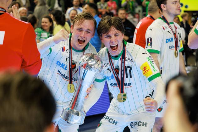 Siegerehrung, Siegerfoto Fuechse Berlin, Pokal, Jubel, Freude, Leidenschaft, Erfolg, Emotion, Begeisterung, positive Emotionen , Tobias GROENDAHL (Fuechse Berlin, 15), Nils LICHTLEIN (Fuechse Berlin, 17) GER, Fuechse Berlin vs. Bergischer HC, Handball, DHB-Pokal, LIDL Final4, Finale, Spielzeit 2025 2026, 19.04.2026, GER, Fuechse Berlin vs. Bergischer HC, Handball, DHB-Pokal, LIDL Final4, Finale, Spielzeit 2025 2026, 19.04.2026, Koeln Copyright: xEibnerxPressefoto OliverxSchmidtx EP_OST