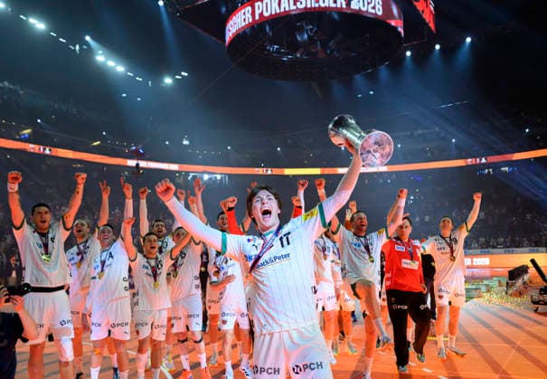 Schlussjubel Nils LICHTLEIN (B) mit dem Pokal, im Hintergrund das Team, Finale Füchse Berlin (B) - Bergischer HC (BHC), am 19.04.2026. Handball DHB Pokal Final4 2026, vom 18.04 - 19.04.2026 in Koeln Deutschland. Â