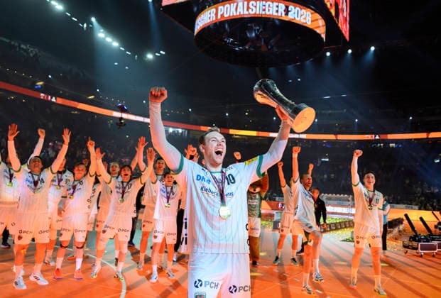 Schlussjubel Mathias GIDSEL (B) mit dem Pokal, im Hintergrund das Team, Finale Füchse Berlin (B) - Bergischer HC (BHC), am 19.04.2026. Handball DHB Pokal Final4 2026, vom 18.04 - 19.04.2026 in Koeln Deutschland. Â