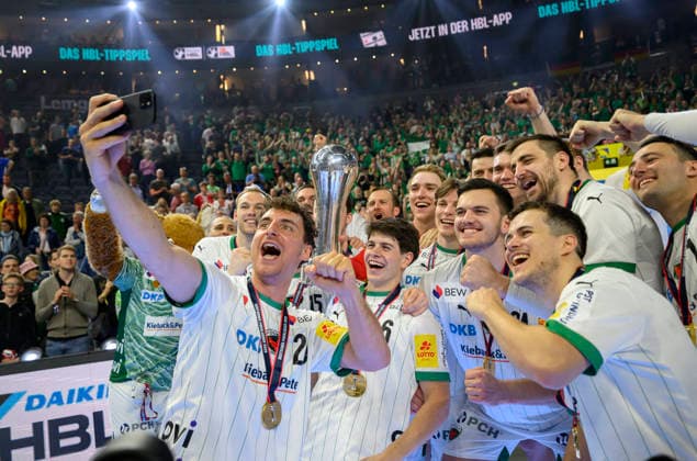 Schlussjubel Team Füchse Berlin , Lukas HERBURGER (B) macht ein Selfie mit seinem Team und Pokal. Finale Füchse Berlin (B) - Bergischer HC (BHC), am 19.04.2026. Handball DHB Pokal Final4 2026, vom 18.04 - 19.04.2026 in Koeln Deutschland. Â