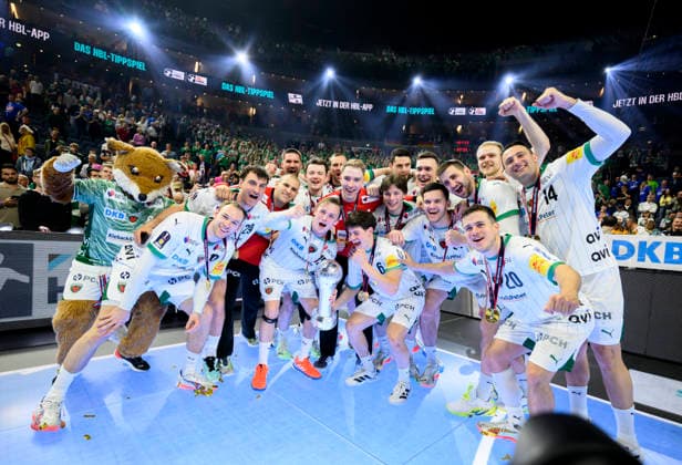Jubel Team Füchse Berlin mit dem DHB Pokal, mannschaft, (l-r) Mathias GIDSEL (B), Lukas HERBURGER (B), Torwart Dejan MILOSAVLJEV (B), Tobias Groendahl (Gröndahl) (B), Leo PRANTNER (B), Torwart Lasse LUDWIG (B), Nils LICHTLEIN (B), Tim FREIHOEFER (Freihöfer) (B), Aitor Arino (B) Finale Füchse Berlin (B) - Bergischer HC (BHC), am 19.04.2026. Handball DHB Pokal Final4 2026, vom 18.04 - 19.04.2026 in Koeln Deutschland. Â