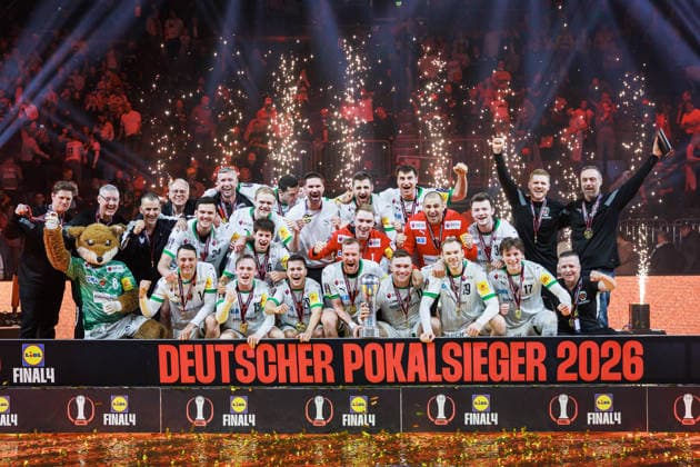 Siegerehrung, Siegerfoto Fuechse Berlin, Pokal, Jubel, Freude, Leidenschaft, Erfolg, Emotion, Begeisterung, positive Emotionen GER, Fuechse Berlin vs. Bergischer HC, Handball, DHB-Pokal, LIDL Final4, Finale, Spielzeit 2025 2026, 19.04.2026, GER, Fuechse Berlin vs. Bergischer HC, Handball, DHB-Pokal, LIDL Final4, Finale, Spielzeit 2025 2026, 19.04.2026, Koeln Copyright: xEibnerxPressefoto OliverxSchmidtx EP_OST