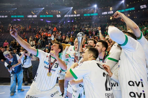 Siegerehrung, Siegerfoto Fuechse Berlin, Pokal, Jubel, Freude, Leidenschaft, Erfolg, Emotion, Begeisterung, positive Emotionen, Siegerselfie GER, Fuechse Berlin vs. Bergischer HC, Handball, DHB-Pokal, LIDL Final4, Finale, Spielzeit 2025 2026, 19.04.2026, GER, Fuechse Berlin vs. Bergischer HC, Handball, DHB-Pokal, LIDL Final4, Finale, Spielzeit 2025 2026, 19.04.2026, Koeln Copyright: xEibnerxPressefoto OliverxSchmidtx EP_OST