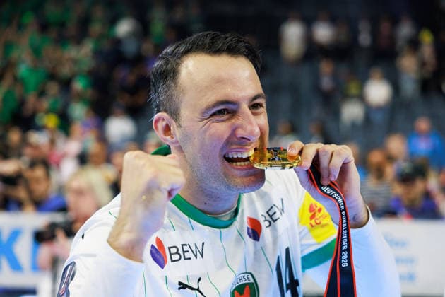 Aitor ARINO (Fuechse Berlin, 14), Siegerehrung, Siegerfoto Fuechse Berlin, Pokal, Jubel, Freude, Leidenschaft, Erfolg, Emotion, Begeisterung, positive Emotionen GER, Fuechse Berlin vs. Bergischer HC, Handball, DHB-Pokal, LIDL Final4, Finale, Spielzeit 2025 2026, 19.04.2026, GER, Fuechse Berlin vs. Bergischer HC, Handball, DHB-Pokal, LIDL Final4, Finale, Spielzeit 2025 2026, 19.04.2026, Koeln Copyright: xEibnerxPressefoto OliverxSchmidtx EP_OST