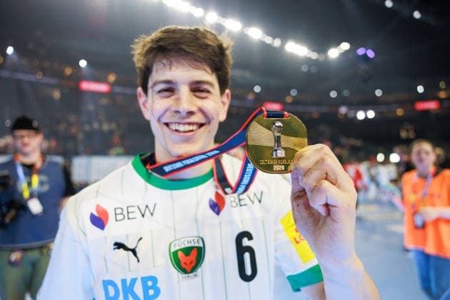 Leo PRANTNER (Fuechse Berlin, 06), Siegerehrung, Siegerfoto Fuechse Berlin, Pokal, Jubel, Freude, Leidenschaft, Erfolg, Emotion, Begeisterung, positive Emotionen GER, Fuechse Berlin vs. Bergischer HC, Handball, DHB-Pokal, LIDL Final4, Finale, Spielzeit 2025 2026, 19.04.2026, GER, Fuechse Berlin vs. Bergischer HC, Handball, DHB-Pokal, LIDL Final4, Finale, Spielzeit 2025 2026, 19.04.2026, Koeln Copyright: xEibnerxPressefoto OliverxSchmidtx EP_OST