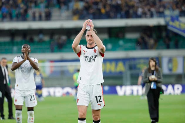 April 19, 2026, Verona, ITALY: AC Milan s players celebrate the victory at the end of the Italian Serie A soccer match Hellas Verona Fc vs AC Milan at Marcantonio Bentegodi Stadium in Verona, Italia, 19 April 2026. .ANSA EMANUELE PENNACCHIO. Serie A - Hellas Verona Fc Vs AC Milan  - ZUMAa110 20260419_zaf_a110_023 Copyright: xEmanuelexPennacchiox