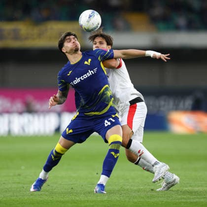 April 19, 2026, Verona, Veneto, Italy: ISAAC TOMICH 41 of Hellas Verona and SAMUELE RICCI 4 of AC Milan fight for the ball during Matchday 33 of 38 of the Serie A 2025 26 between HELLAS VERONA and AC MILAN at the Bentegodi Stadium in Verona, Italy. AC Milan won 1:0. Soccer 2026: Hellas Verona 0:1 AC Milan  - ZUMAc179 20260419_zep_c179_021 Copyright: xMickaelxChavetx