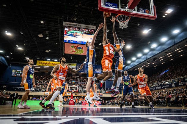 Rostock, Deutschland 19. April 2026: 1. BBL - 2025 2026 - Sp. 30 - Rostock Seawolves gegen ratiopharm ulm Im Bild: 4.v.li. Justin Simon (ratiopharm Ulm) Copyright: xFotostandx xVoelkerx