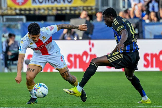 PisaÕs Ebenezer Akinsanmiro fights for the ball with GenoaÕs Alex Amorim during the Serie A soccer match between Pisa and Genoa at the Romeo Anconetani Stadium in Pisa, Italy - Sunday, April 19, 2026. - Soccer .  Copyright: xTanoxPecoraro LaPressex