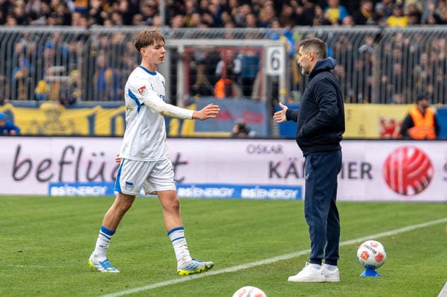 Deutschland: Fussball, 2. Bundesliga, 30. Spieltag 2025 26, Eintracht Braunschweig - Hertha BSC am 19.04. in Braunschweig, Eintracht-Stadion: Kennet Eichhorn (Hertha BSC 23) verlässt nach seiner roten Karte den Platz. Stefan Leitl (Trainer Hertha BSC) *** Germany Soccer, 2 Bundesliga, Matchday 30 2025 26, Eintracht Braunschweig Hertha BSC on 19 04 in Braunschweig, Eintracht Stadion Kennet Eichhorn Hertha BSC 23 leaves the pitch after his red card Stefan Leitl Coach Hertha BSC Copyright: xSvenxHeidmannx