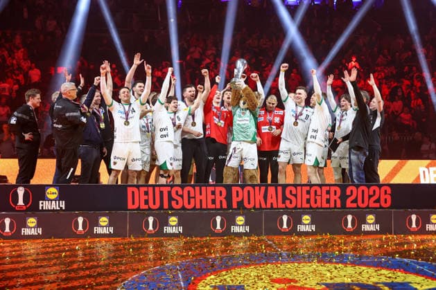19.04.2026, xgox, Handball, DHB Pokal Finale, TBV Lemgo-Lippe - Füchse Berlin v.l. Siegerehrung, Sieger, Pokal, Trophäe, Füchse Belrin, Pokalsieger Köln