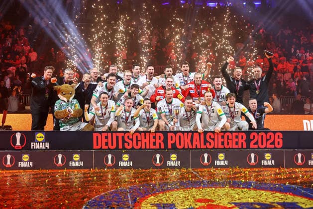 19.04.2026, xgox, Handball, DHB Pokal Finale, TBV Lemgo-Lippe - Füchse Berlin v.l. Siegerehrung, Sieger, Pokal, Trophäe, Füchse Belrin, Pokalsieger Köln