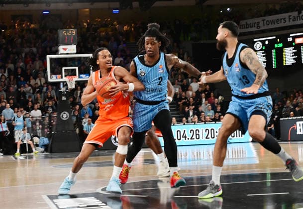 GER, 1. BBL, Veolia Towers Hamburg vs SC Rasta Vechta 19.04.2026,,GER, 1. BBL, Veolia Towers Hamburg vs SC Rasta Vechta, im Bild Alonzo Verge Jr. (RASTA Vechta 11) versucht sich gegen Leonard Thorpe Jr. (Veolia Towers Hamburg 2) durchzusetzen