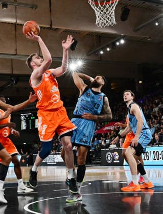 GER, 1. BBL, Veolia Towers Hamburg vs SC Rasta Vechta 19.04.2026,,GER, 1. BBL, Veolia Towers Hamburg vs SC Rasta Vechta, im Bild Philipp Herkenhoff (RASTA Vechta 14) versucht sich gegen Martin Breunig (Veolia Towers Hamburg 13) durchzusetzen