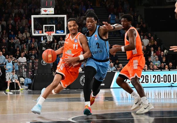 GER, 1. BBL, Veolia Towers Hamburg vs SC Rasta Vechta 19.04.2026,,GER, 1. BBL, Veolia Towers Hamburg vs SC Rasta Vechta, im Bild Alonzo Verge Jr. (RASTA Vechta 11) versucht sich gegen Leonard Thorpe Jr. (Veolia Towers Hamburg 2) durchzusetzen