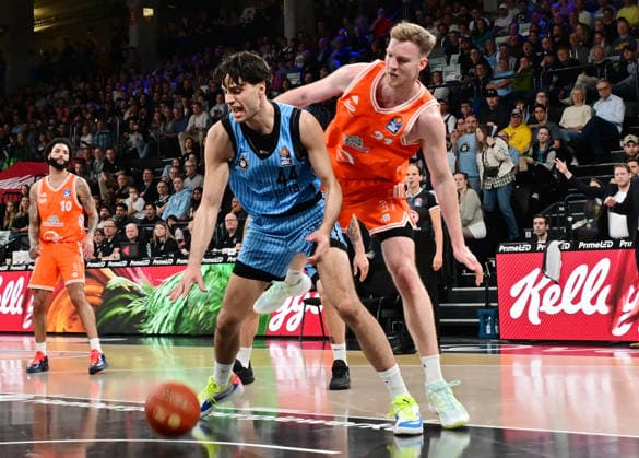GER, 1. BBL, Veolia Towers Hamburg vs SC Rasta Vechta 19.04.2026,,GER, 1. BBL, Veolia Towers Hamburg vs SC Rasta Vechta, im Bild Benedikt Turudic (Veolia Towers Hamburg 44) versucht sich gegen Lars Thiemann (RASTA Vechta 21) durchzusetzen