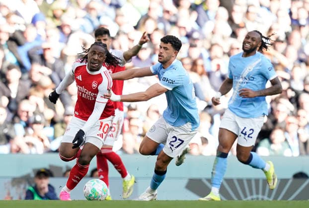 Manchester, England, 19th April 2026. Eberechi Eze of Arsenal moves away from Matheus Nunes of Manchester City during the Manchester City vs Arsenal Premier League match at the Etihad Stadium, Manchester. Picture credit should read: Andrew Yates Sportimage EDITORIAL USE ONLY. No use with unauthorised audio, video, data, fixture lists, club league logos or live services. Online in-match use limited to 120 images, no video emulation. No use in betting, games or single club league player publications. SPI_079_AY_Man_City_Arsenal SPI-4704-0078