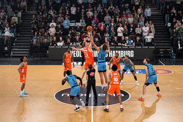 Basketball I Herren I Bundesliga I Saison 2025-2026 I 30. Spieltag I Veolia Towers Hamburg - RASTA Vechta I 19.04.2026 Tipoff zum Spiel Copyright: xLobeca Björn-OlexKehmx