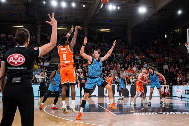 Basketball I Herren I Bundesliga I Saison 2025-2026 I 30. Spieltag I Veolia Towers Hamburg - RASTA Vechta I 19.04.2026 Jan Niklas Wimberg (17, Veolia Towers Hamburg) gegen TJ Bamba (3, SC Rasta Vechta) Copyright: xLobeca Björn-OlexKehmx