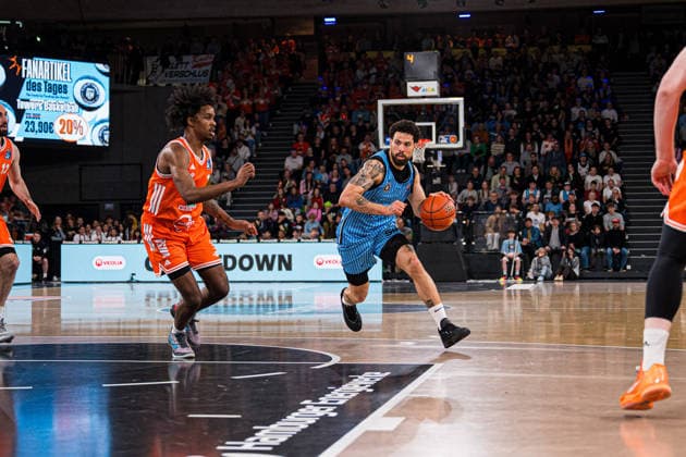 Basketball I Herren I Bundesliga I Saison 2025-2026 I 30. Spieltag I Veolia Towers Hamburg - RASTA Vechta I 19.04.2026 Devon Daniels (21, Veolia Towers Hamburg) dribbelt neben Malik Parsons (3, SC Rasta Vechta) Copyright: xLobeca Björn-OlexKehmx