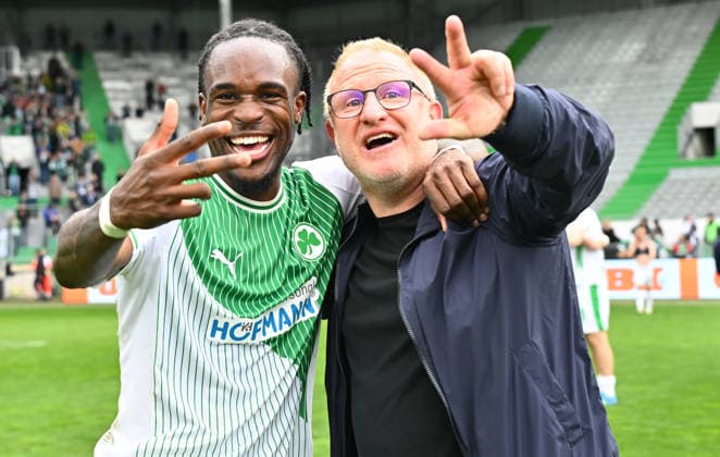19.04.2026 - Fussball - Saison 2025 2026 - 2. Fussball - Bundesliga - 30. Spieltag: SpVgg Greuther Fürth ( Kleeblatt ) - SV Darmstadt 98 ( Lilien ) - Sportfoto Zink - xwoxzix - DFL regulations prohibit any use of photographs as image sequences and or quasi-video - only for editorial use - Noel Futkeu (9, SpVgg Greuther Fürth ) DREI PUNKTE DREI TORE - Jubel Freude nach Spielende - mit Heiko Vogel ( Trainer SpVgg Greuther Fürth )
