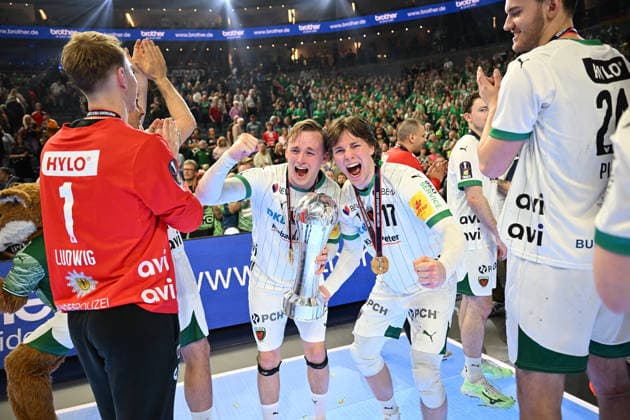 GER, Lanxess Arena Koeln, HBL, LIDL FINAL4, Men, Finale, Fuechse Berlin vs. bergischer HC 19.04.2026, Lanxess Arena , Koeln , GER, Lanxess Arena Koeln, HBL, LIDL FINAL4, Men, Finale, Fuechse Berlin vs. bergischer HC, im Bild: die Fuechse Berlin sind Deutscher Pokalsieger 2026 und stehen auf dem Podest und bejubeln den Titel mit dem Pokal vor den Zuschauern