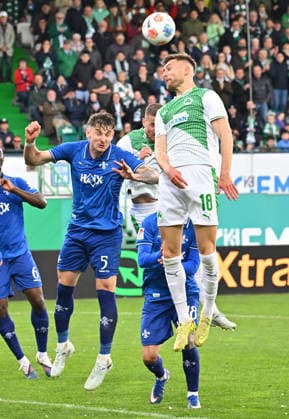 19.04.2026 - Fussball - Saison 2025 2026 - 2. Fussball - Bundesliga - 30. Spieltag: SpVgg Greuther Fürth ( Kleeblatt ) - SV Darmstadt 98 ( Lilien ) - Sportfoto Zink MeZi - xmexzix - DFL regulations prohibit any use of photographs as image sequences and or quasi-video - only for editorial use - Matej Maglica (5, SV Darmstadt 98 D98 SV98 ) Felix Higl (18, SpVgg Greuther Fürth, rechts )