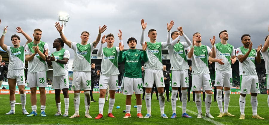 19.04.2026 - Fussball - Saison 2025 2026 - 2. Fussball - Bundesliga - 30. Spieltag: SpVgg Greuther Fürth ( Kleeblatt ) - SV Darmstadt 98 ( Lilien ) - Sportfoto Zink - xwoxzix - DFL regulations prohibit any use of photographs as image sequences and or quasi-video - only for editorial use - Mannschaft Team Fürth vor Greutherfürthfans Fans Fanblock Kleeblattfans nach Spielende - von links : Reno Münz Muenz (5, SpVgg Greuther Fürth ) Doni Edon Arifi (28, SpVgg Greuther Fürth ) Noel Futkeu (9, SpVgg Greuther Fürth ) Felix Klaus (30, SpVgg Greuther Fürth ) Lukas Reich (2, SpVgg Greuther Fürth ) Mehmet Avlayici (44, SpVgg Greuther Fürth ) Philipp Ziereis (4, SpVgg Greuther Fürth ) Maximilian Solomon Dietz (33, SpVgg Greuther Fürth ) Jan Elvedi (15, SpVgg Greuther Fürth ) Felix Higl (18, SpVgg Greuther Fürth ) Julian Green (37, SpVgg Greuther Fürth )