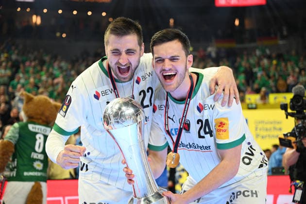 GER, Lanxess Arena Koeln, HBL, LIDL FINAL4, Men, Finale, Fuechse Berlin vs. bergischer HC 19.04.2026, Lanxess Arena , Koeln , GER, Lanxess Arena Koeln, HBL, LIDL FINAL4, Men, Finale, Fuechse Berlin vs. bergischer HC, im Bild: die Fuechse Berlin sind Deutscher Pokalsieger 2026 und stehen auf dem Podest und bejubeln den Titel mit dem Pokal vor den Zuschauern