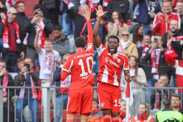 Jamal Musiala und 19 Alphonso Davies (FCB) Jubel, Torjubel, bejubeln das Tor zum 3-1 Fussball 1. BL FC Bayern München - VfB Stuttgart 19.04.2026 Allianz Arena FOTO: Mladen Lackovic LakoPress *** Jamal Musiala and 19 Alphonso Davies FCB cheer, cheer, cheer the goal for 3 1 Soccer 1 BL FC Bayern Munich VfB Stuttgart 19 04 2026 Allianz Arena PHOTO Mladen Lackovic LakoPress
