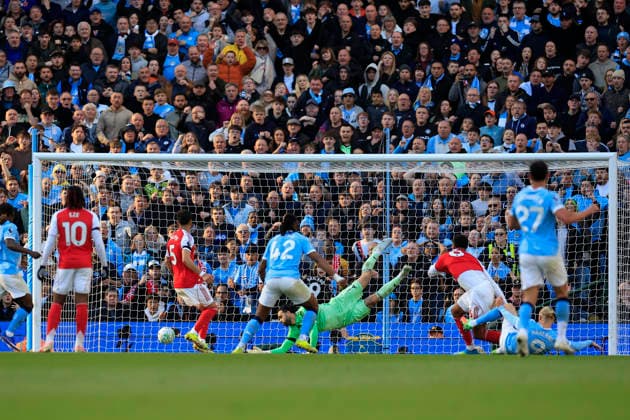 Manchester City v Arsenal, Premier League GOAL. Erling Haaland (9) of Manchester City scores to make it 2-1 during the Premier League match between Manchester City and Arsenal at the Etihad Stadium, Manchester, UK on 19 April 2026. Manchester Etihad Stadium Manchester UK Editorial use only DataCo restrictions apply See www.football-dataco.com , Copyright: xConorxMolloyx PSI-24102-0056