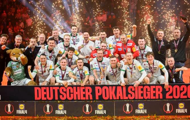 Siegerehrung, Jubel Team Füchse Berlin mit dem SHB POkal. Finale Füchse Berlin (B) - Bergischer HC (BHC), am 19.04.2026. Handball DHB Pokal Final4 2026, vom 18.04 - 19.04.2026 in Koeln Deutschland. Â