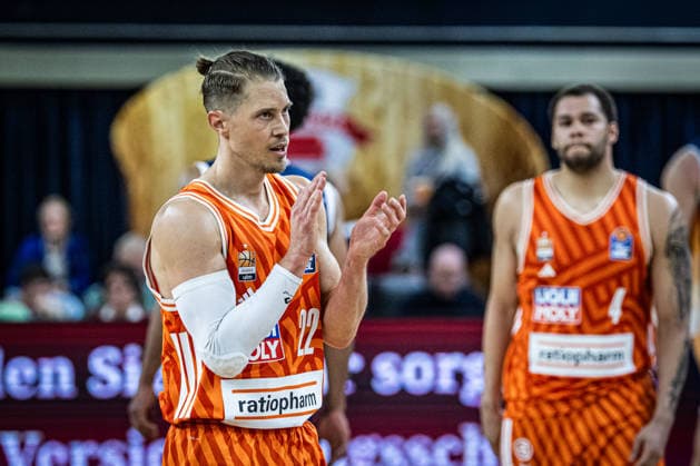 Rostock, Deutschland 19. April 2026: 1. BBL - 2025 2026 - Sp. 30 - Rostock Seawolves gegen ratiopharm ulm Im Bild: Thomas Klepeisz (ratiopharm Ulm) freut sich über den Sieg Copyright: xFotostandx xVoelkerx