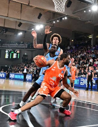 GER, 1. BBL, Veolia Towers Hamburg vs SC Rasta Vechta 19.04.2026,,GER, 1. BBL, Veolia Towers Hamburg vs SC Rasta Vechta, im Bild Lloyd Pandi (RASTA Vechta 41) versucht sich gegen Osaro Rich Igbineweka (Veolia Towers Hamburg 3) durchzusetzen