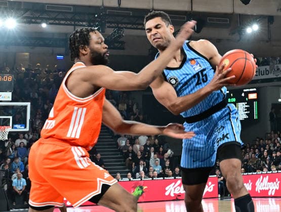 GER, 1. BBL, Veolia Towers Hamburg vs SC Rasta Vechta 19.04.2026,,GER, 1. BBL, Veolia Towers Hamburg vs SC Rasta Vechta, im Bild Lloyd Pandi (RASTA Vechta 41) versucht sich gegen Kenneth Ogbe (Veolia Towers Hamburg 25) durchzusetzen