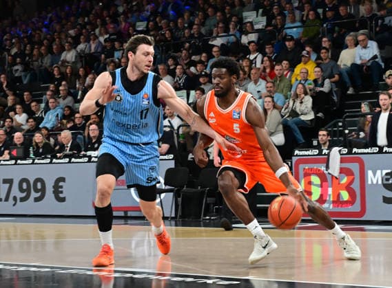 GER, 1. BBL, Veolia Towers Hamburg vs SC Rasta Vechta 19.04.2026,,GER, 1. BBL, Veolia Towers Hamburg vs SC Rasta Vechta, im Bild TJ Bamba (RASTA Vechta 5) versucht sich gegen Niklas Wimberg (Veolia Towers Hamburg 17) durchzusetzen