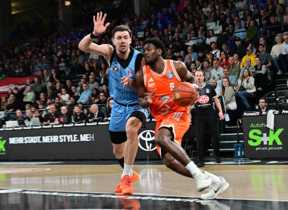 GER, 1. BBL, Veolia Towers Hamburg vs SC Rasta Vechta 19.04.2026,,GER, 1. BBL, Veolia Towers Hamburg vs SC Rasta Vechta, im Bild TJ Bamba (RASTA Vechta 5) versucht sich gegen Niklas Wimberg (Veolia Towers Hamburg 17) durchzusetzen