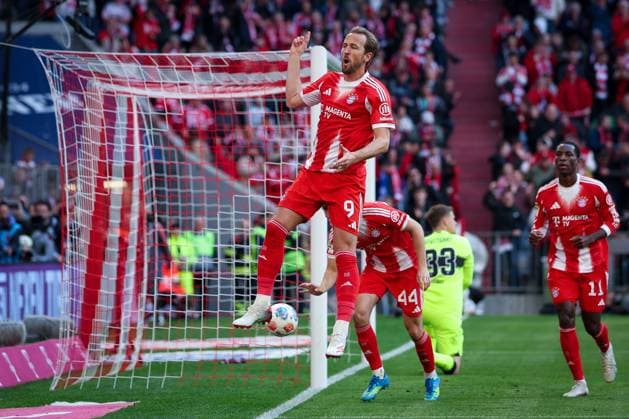 Jubel von Harry Kane 9 (FC Bayern Muenchen) nach seinem Tor zum 4:1, Emotion, Freude, FC Bayern Muenchen vs. VfB Stuttgart, Fussball, Maenner, Bundesliga, Saison 2025 2026, Rueckrunde, 30. Spieltag, 19.04.2026 DFB regulations prohibit any use of photographs as image sequences and or quasi-video Muenchen Bayern Deutschland *** Celebration of Harry Kane 9 FC Bayern Muenchen after his goal to 4 1, Emotion, Joy, FC Bayern Muenchen vs VfB Stuttgart, Football, Men, Bundesliga, Season 2025 2026, Second round, Matchday 30, 19 04 2026 DFB regulations prohibit any use of photographs as image sequences and or quasi video Muenchen Bayern Germany Copyright: xkolbert-press MartinxAgüerax