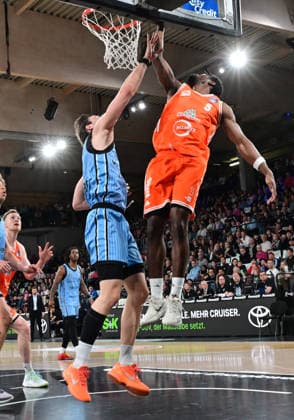 GER, 1. BBL, Veolia Towers Hamburg vs SC Rasta Vechta 19.04.2026,,GER, 1. BBL, Veolia Towers Hamburg vs SC Rasta Vechta, im Bild TJ Bamba (RASTA Vechta 5) versucht sich gegen Niklas Wimberg (Veolia Towers Hamburg 17) durchzusetzen
