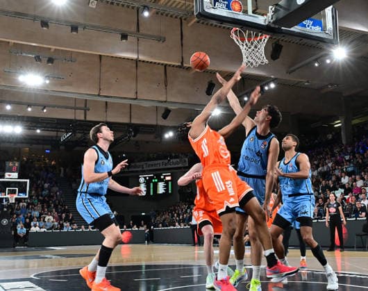GER, 1. BBL, Veolia Towers Hamburg vs SC Rasta Vechta 19.04.2026,,GER, 1. BBL, Veolia Towers Hamburg vs SC Rasta Vechta, im Bild Lloyd Pandi (RASTA Vechta 41) versucht sich gegen Benedikt Turudic (Veolia Towers Hamburg 44) durchzusetzen