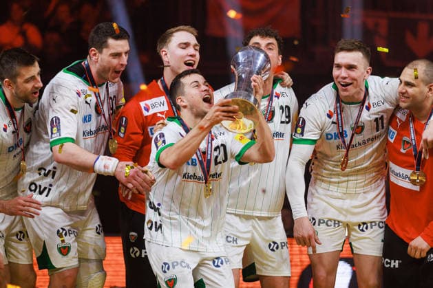Tim FREIHOEFER (Fuechse Berlin, 20) mit dem Pokal GER, Fuechse Berlin vs. Bergischer HC, Handball, DHB-Pokal, LIDL Final4, Finale, Spielzeit 2025 2026, 19.04.2026, GER, Fuechse Berlin vs. Bergischer HC, Handball, DHB-Pokal, LIDL Final4, Finale, Spielzeit 2025 2026, 19.04.2026, Koeln Copyright: xEibnerxPressefoto OliverxSchmidtx EP_OST