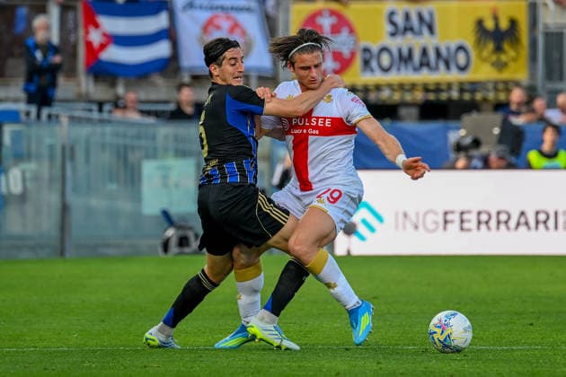 Genoa™s Lorenzo Colombo fights for the ball with Pisa™s Simone Canestrelli during the Serie A soccer match between Pisa and Genoa at the Romeo Anconetani Stadium in Pisa, Italy - Sunday, April 19, 2026. - Soccer .  Copyright: xTanoxPecoraro LaPressex