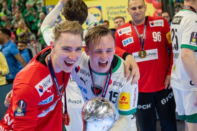 Fuechse Berlin feiern den DHB Pokal 2026, Lasse Ludwig, Torwart, (Fuechse Berlin 1), Tobias Grondahl, Rueckraum, (Fuechse Berlin 15), Bergischer HC - Fuechse Berlin, DHB-Pokal Maenner, Herren, 6. Spieltag, Finale, Daikin HBL, Lidl Final 4, 19.04.2026 Köln NRW Deutschland