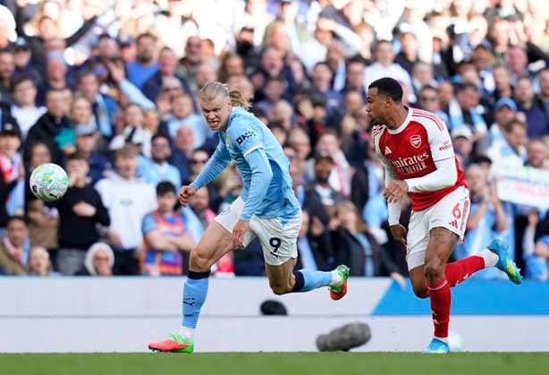 Manchester, England, 19th April 2026. Erling Haaland of Manchester City battles with Gabriel of Arsenal for the ball during the Manchester City vs Arsenal Premier League match at the Etihad Stadium, Manchester. Picture credit should read: Andrew Yates Sportimage EDITORIAL USE ONLY. No use with unauthorised audio, video, data, fixture lists, club league logos or live services. Online in-match use limited to 120 images, no video emulation. No use in betting, games or single club league player publications. SPI_096_AY_Man_City_Arsenal SPI-4704-0096