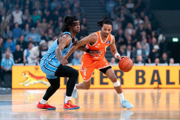 Alonzo Verge Jr (RASTA Vechta, 11) im Dribbling gegen Leonard Thorpe Jr. (Veolia Towers Hamburg, 02), GER, Veolia Towers Hamburg vs RASTA Vechta, Basketball, Bundesliga, Spieltag 30, Saison 2025 2026, 19.04.2026 GER, Veolia Towers Hamburg vs RASTA Vechta, Basketball, Bundesliga, Spieltag 30, Saison 2025 2026, 19.04.2026 Hamburg Copyright: xEibner-Pressefoto MaxxVincenx EP_MVN