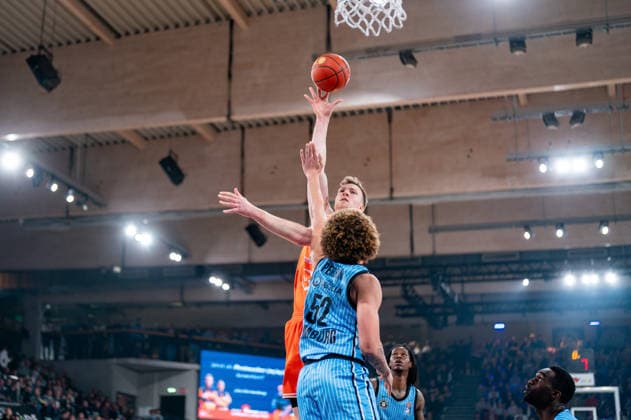 Lars Thiemann (RASTA Vechta, 21) beim Wurf, GER, Veolia Towers Hamburg vs RASTA Vechta, Basketball, Bundesliga, Spieltag 30, Saison 2025 2026, 19.04.2026 GER, Veolia Towers Hamburg vs RASTA Vechta, Basketball, Bundesliga, Spieltag 30, Saison 2025 2026, 19.04.2026 Hamburg Copyright: xEibner-Pressefoto MaxxVincenx EP_MVN