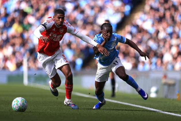 Football - Premier League - Manchester City v Arsenal 19th April 2026 - Premier League - Manchester City v Arsenal - Cristhian Mosquera of Arsenal and Jeremy Doku of Manchester City - Photo: Simon Stacpoole Offside. Manchester UK Copyright: xSimonxStacpoolexOffside